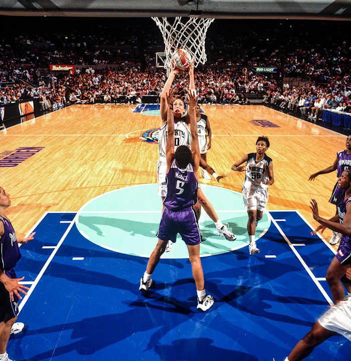 Rebecca Lobo shooting the ball